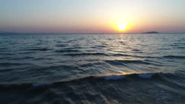 Deniz sığ sandy günbatımı gökyüzü karşı 