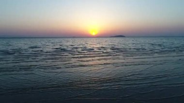 Deniz sığ sandy günbatımı gökyüzü karşı 