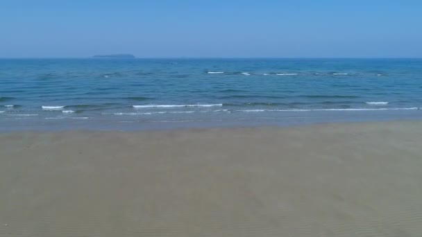 Mare paesaggio poco profondo con spiaggia — Video Stock