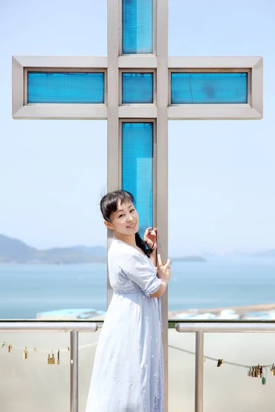 Junge Japanerin mit Kreuz — Stockfoto