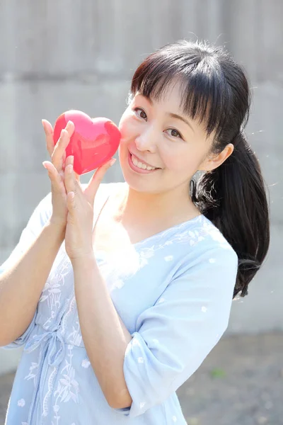 Joven japonesa con corazón rojo — Foto de Stock