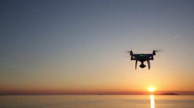 Drone günbatımı gökyüzünde uçan ile uzaktan kumandalı 