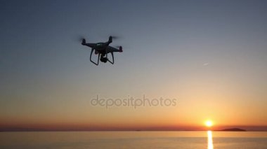 Drone günbatımı gökyüzünde uçan ile uzaktan kumandalı