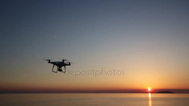 Drone günbatımı gökyüzünde uçan ile uzaktan kumandalı