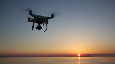 Drone günbatımı gökyüzünde uçan ile uzaktan kumandalı