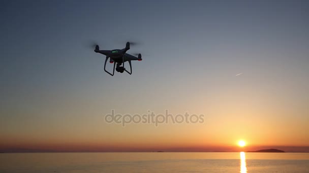 Fjernstyrt drone som flyr i solnedgangen. – stockvideo