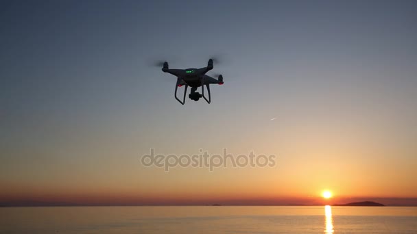 Ferngesteuerte Drohne mit Flug in den Sonnenuntergangshimmel — Stockvideo