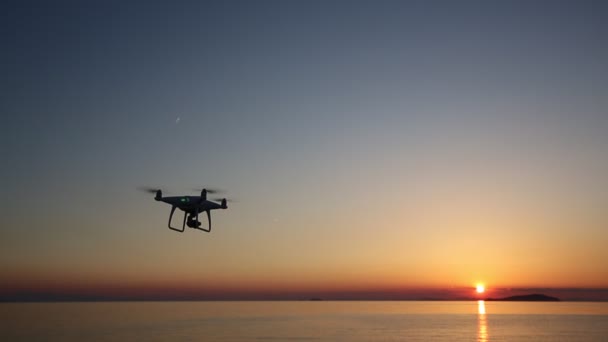 Fjernstyrt drone som flyr i solnedgangen. – stockvideo