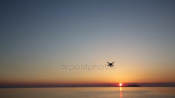 Drone controlado remotamente com voo no céu do por do sol — Vídeo de Stock