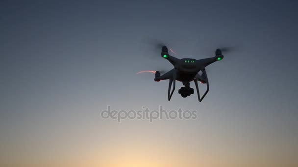 Zdalnie sterowany drona z latania w niebo zachód słońca — Wideo stockowe