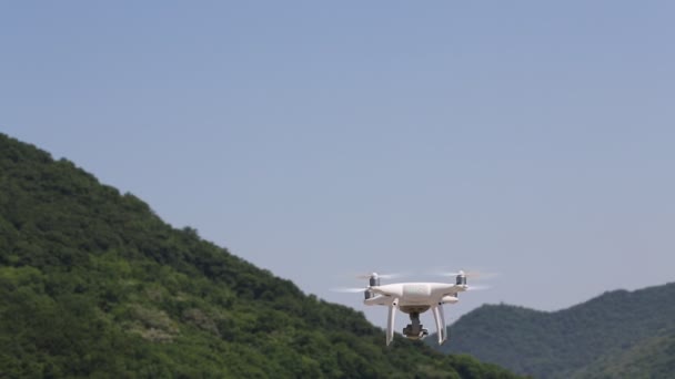 Drone terbang dengan langit biru yang jelas dengan gunung — Stok Video