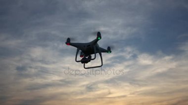 Drone günbatımı gökyüzünde uçan ile uzaktan kumandalı