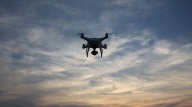Drone günbatımı gökyüzünde uçan ile uzaktan kumandalı