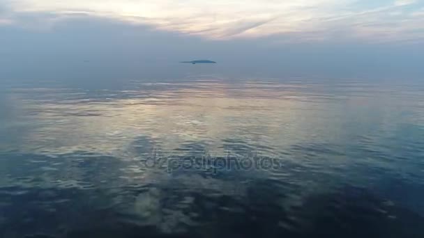 Güzel güneş ayarına gökyüzü ile sakin bir deniz — Stok video