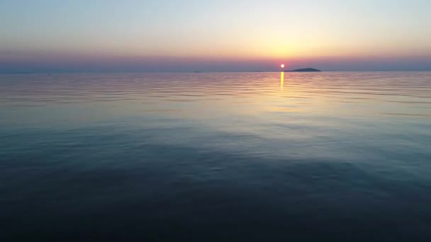 Beau coucher de soleil avec mer — Video