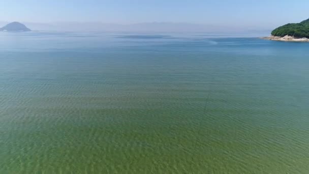 Pequeno barco de pesca flutuando no mar — Vídeo de Stock