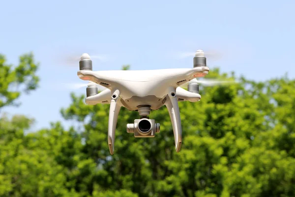 Drone che vola con cielo blu chiaro con albero — Foto Stock