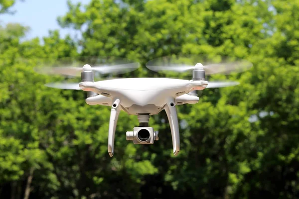 Drone che vola con cielo blu chiaro con albero — Foto Stock