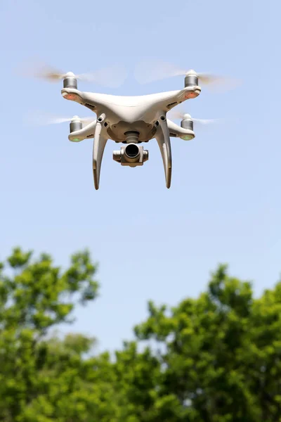Drone πετώντας με σαφή μπλε ουρανό με δέντρο — Φωτογραφία Αρχείου
