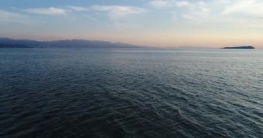 Deniz günbatımı gökyüzü karşı uçan dronun havadan görünümü