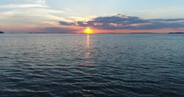 Deniz günbatımı gökyüzü karşı uçan dronun havadan görünümü