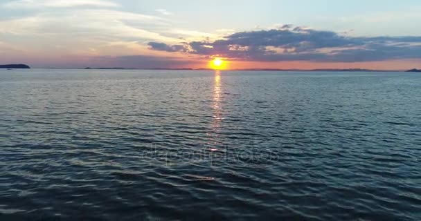 Vista aérea del avión no tripulado volador del mar contra un cielo al atardecer — Vídeos de Stock