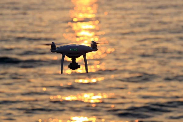 Drone teledirigido que vuela la luz del sol del brillo en el mar —  Fotos de Stock