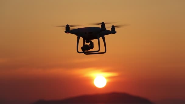 Zdalnie sterowany drone latanie w powietrzu i zachód słońca niebo — Wideo stockowe