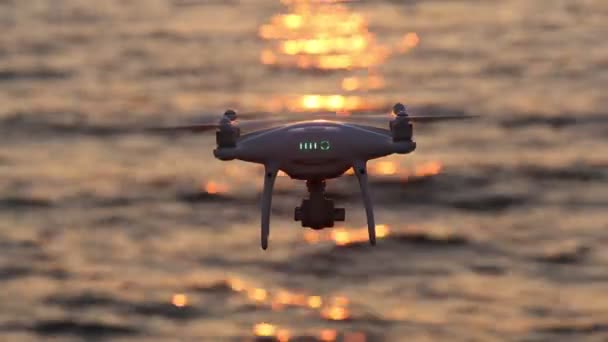 Remote controlled drone vliegen sparkle zonlicht op zee — Stockvideo