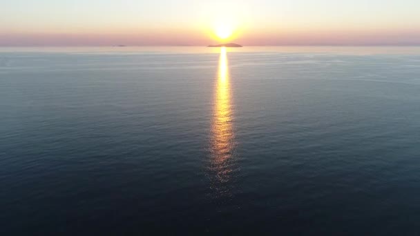 Letecký pohled od létající dron klidným oceánu při západu slunce — Stock video