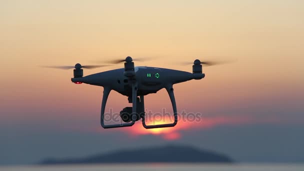 Drona controlată de la distanță care zboară în aer și apus de soare — Videoclip de stoc
