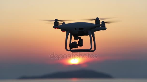 Remote controlled drone vliegen in de lucht en zonsondergang — Stockvideo