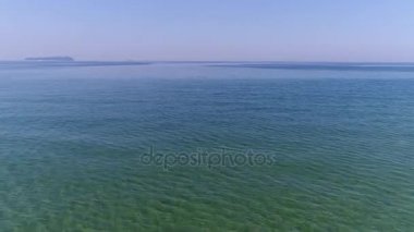 Güzel deniz uçan dronun havadan görünümü