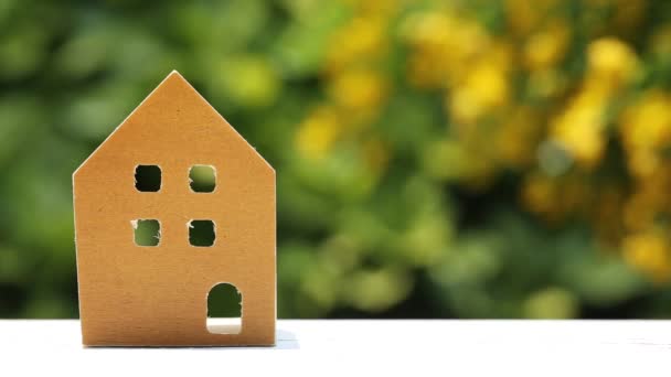 Miniaturmodell eines Hauses mit Blume — Stockvideo
