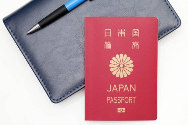 Beyaz arka plan üzerinde izole Japonya pasaportu