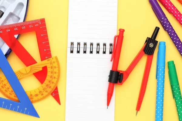 Veelkleurige pen, linialen en notebook — Stockfoto