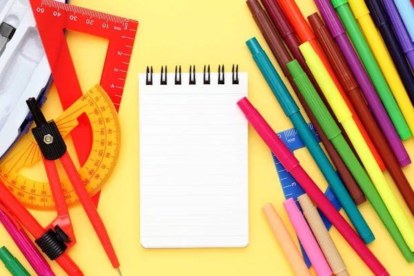 Penna multicolore, righelli e notebook — Foto Stock