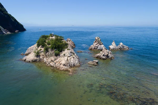 Vista aérea sobre una pequeña isla —  Fotos de Stock