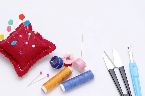 Швейные инструменты, пошив и концепция моды — стоковое фото