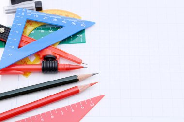 renkli cetveller, kalem ve defter