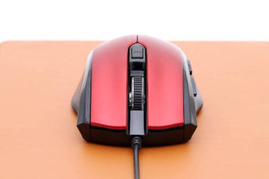 Fare altlığında bilgisayar faresi