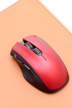 Fare altlığında bilgisayar faresi