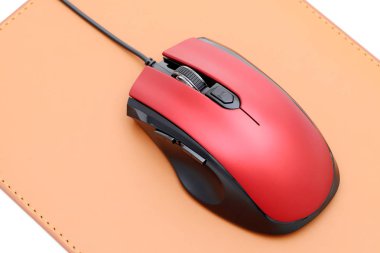 Fare altlığında bilgisayar faresi