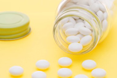 Cam şişe ve hapları