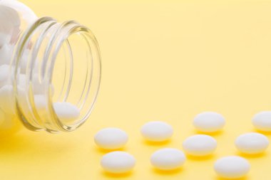 Cam şişe ve hapları 