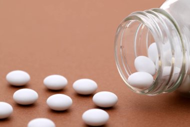 Cam şişe ve hapları 