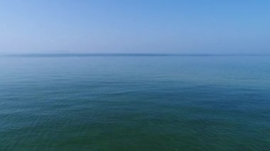 Güzel deniz uçan dronun havadan görünümü