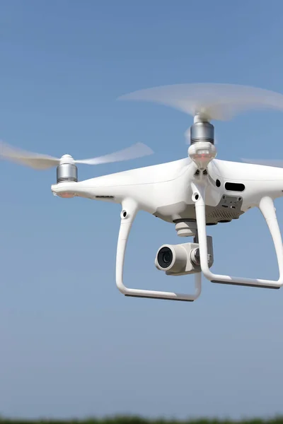 Drone blanc volant dans l'air — Photo