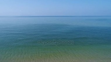 Güzel deniz uçan dronun havadan görünümü