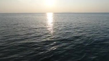 Deniz akşam hava uçak uçan, havadan görünümü